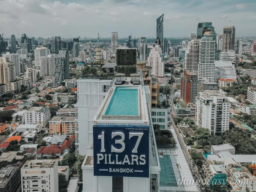 曼谷 137 柱套房酒店頂樓無邊際泳池空拍，可見「137 PILLARS BANGKOK」招牌