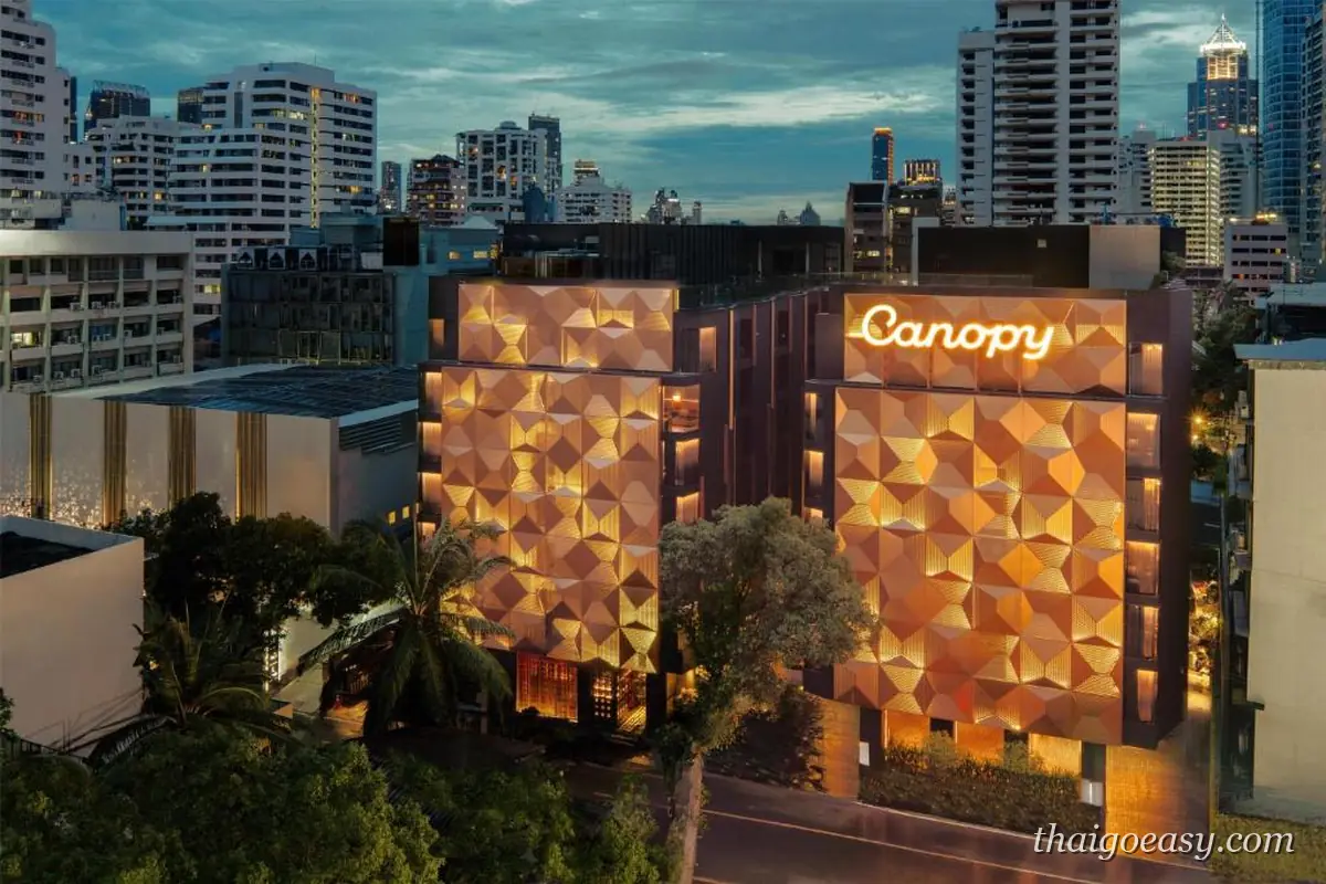 Canopy by Hilton 曼谷蘇坤蔚外觀，金色菱格紋立面與頂樓招牌