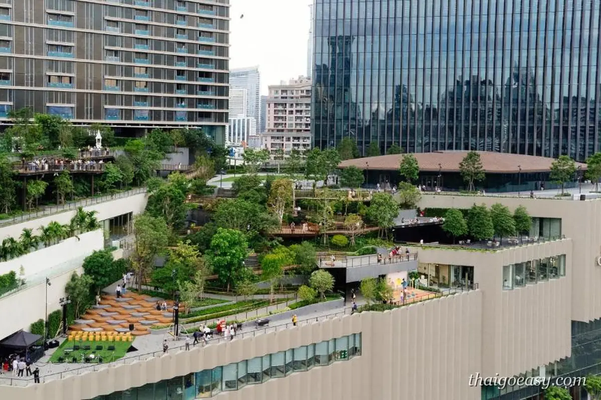 都喜天麗曼谷所在的都喜中央公園空拍，屋頂綠化平台與周邊高樓