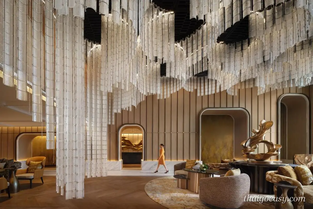 Fairmont Bangkok Sukhumvit 大廳，垂墜水晶燈飾與拱形金色屏風
