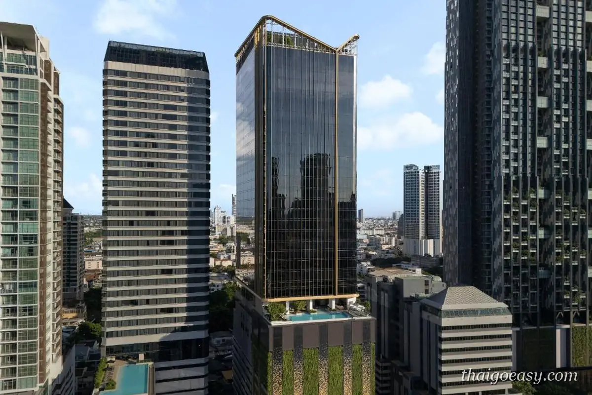 Grand Nikko Bangkok Sathorn 深色玻璃帷幕高樓外觀，樓下是泳池平台