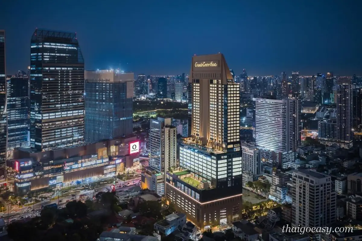 格蘭德中心點倫披尼夜間空拍，飯店高樓與周邊霓虹街區