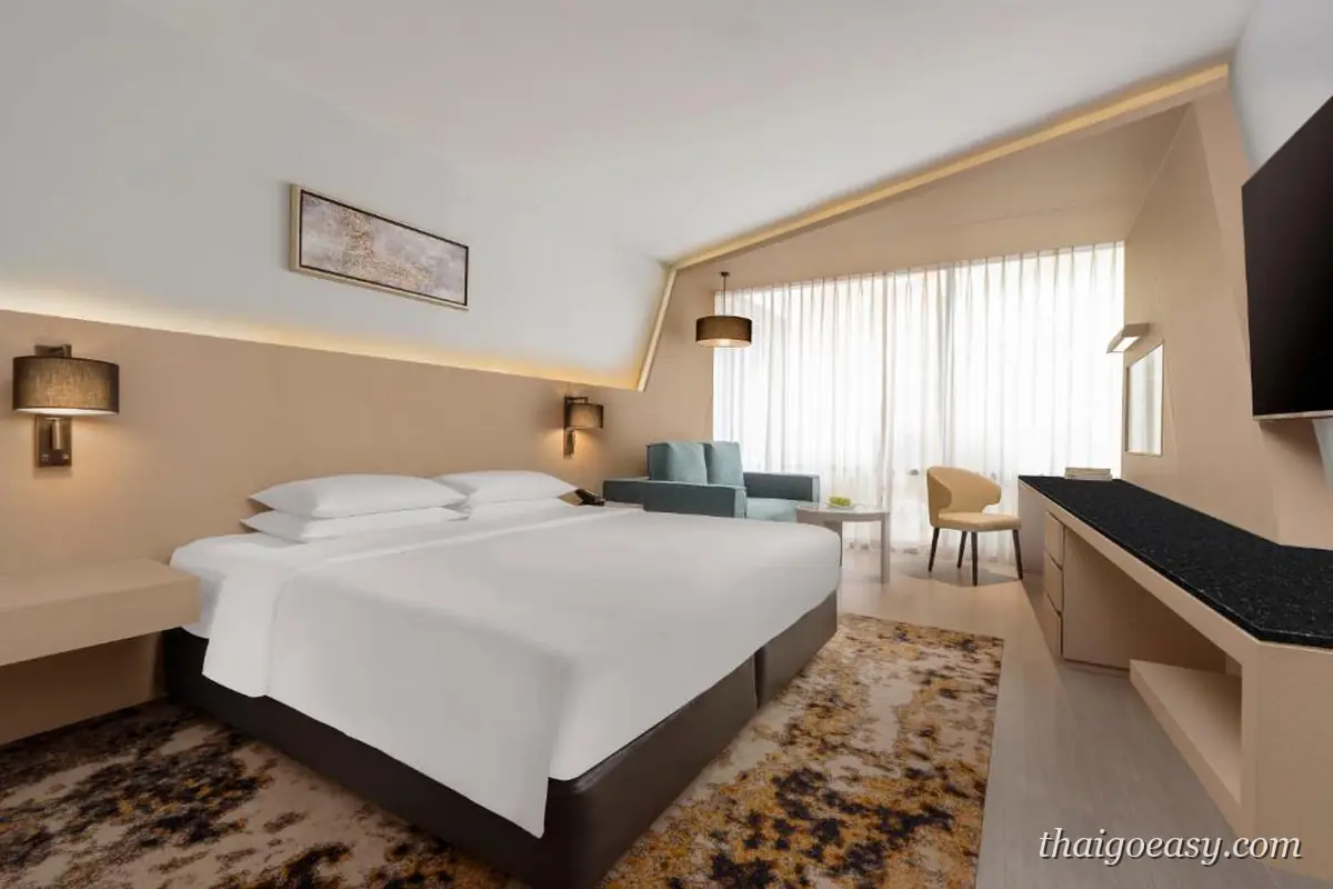 Hyatt Place Bangkok Sukhumvit 1 客房，兩張並排單人床、沙發與圖紋地毯