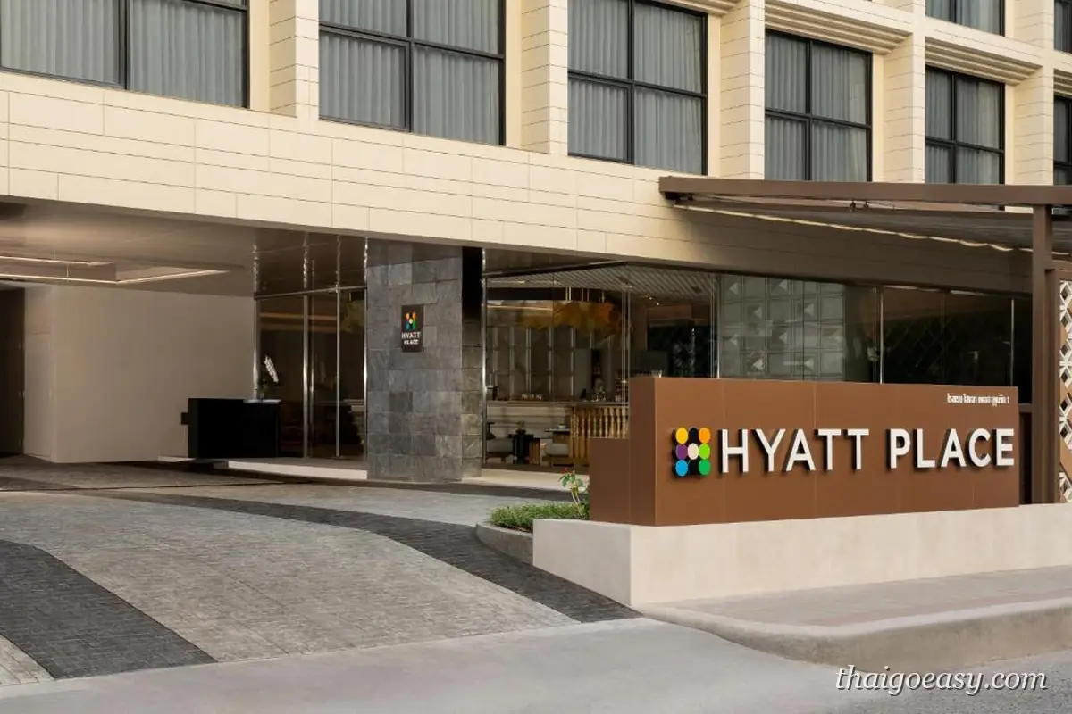 Hyatt Place Bangkok Sukhumvit 1 入口，門前立著飯店招牌與挑高門廊