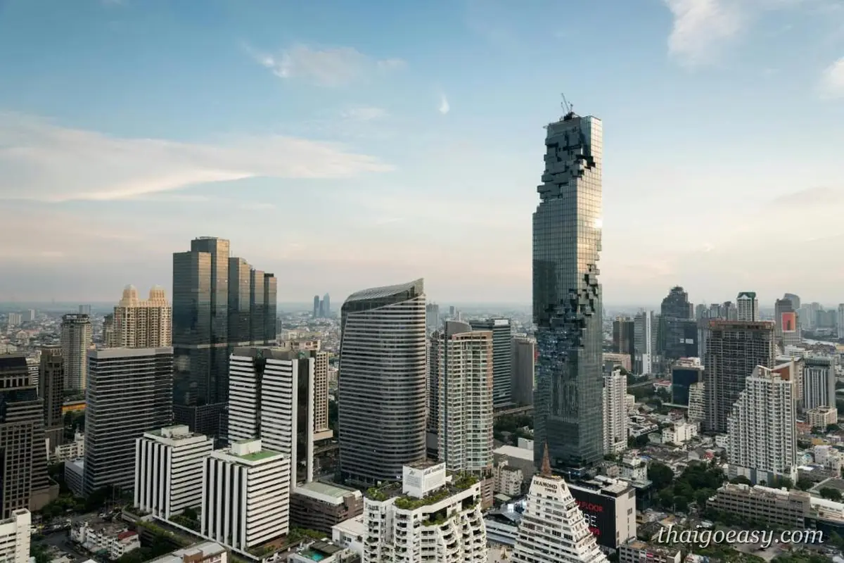 曼谷市區天際線，中央是階梯狀外觀的王權大京都大廈