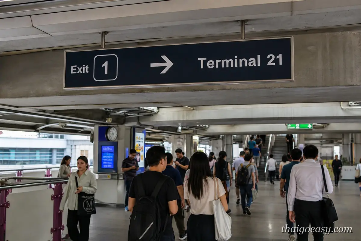 曼谷 BTS Asok 站 1 號出口通往 Terminal 21 的指標