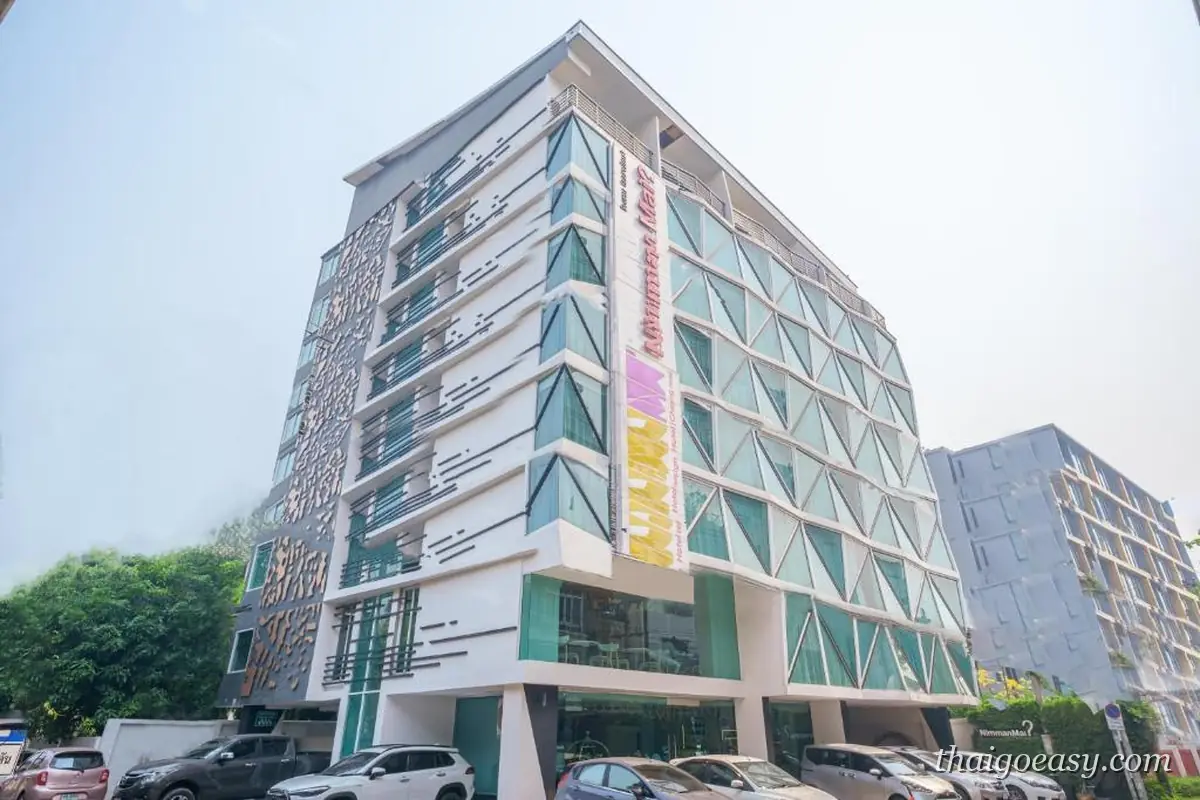 清邁 Nimman Mai Design 飯店的三角形玻璃帷幕外觀