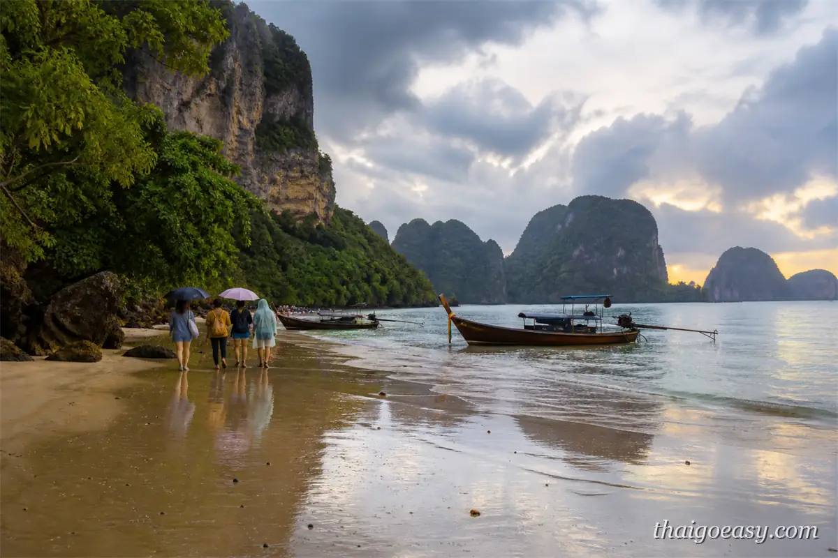 雨後的泰國海島沙灘，長尾船停靠、雲層散開