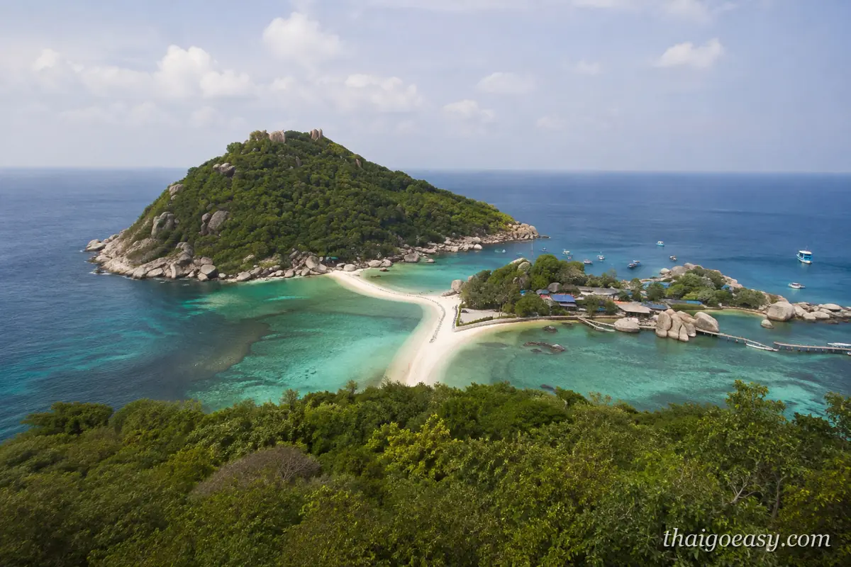 空拍南園島，三座小島由白色沙洲相連，四周是漸層藍綠色海水