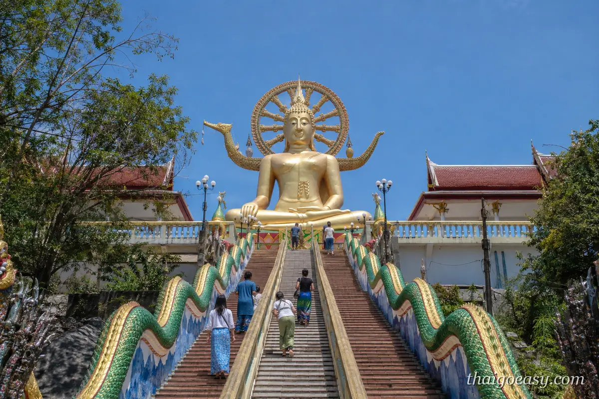 蘇美島大佛寺，金色大佛坐在高台上，前方是兩側有龍雕欄杆的階梯