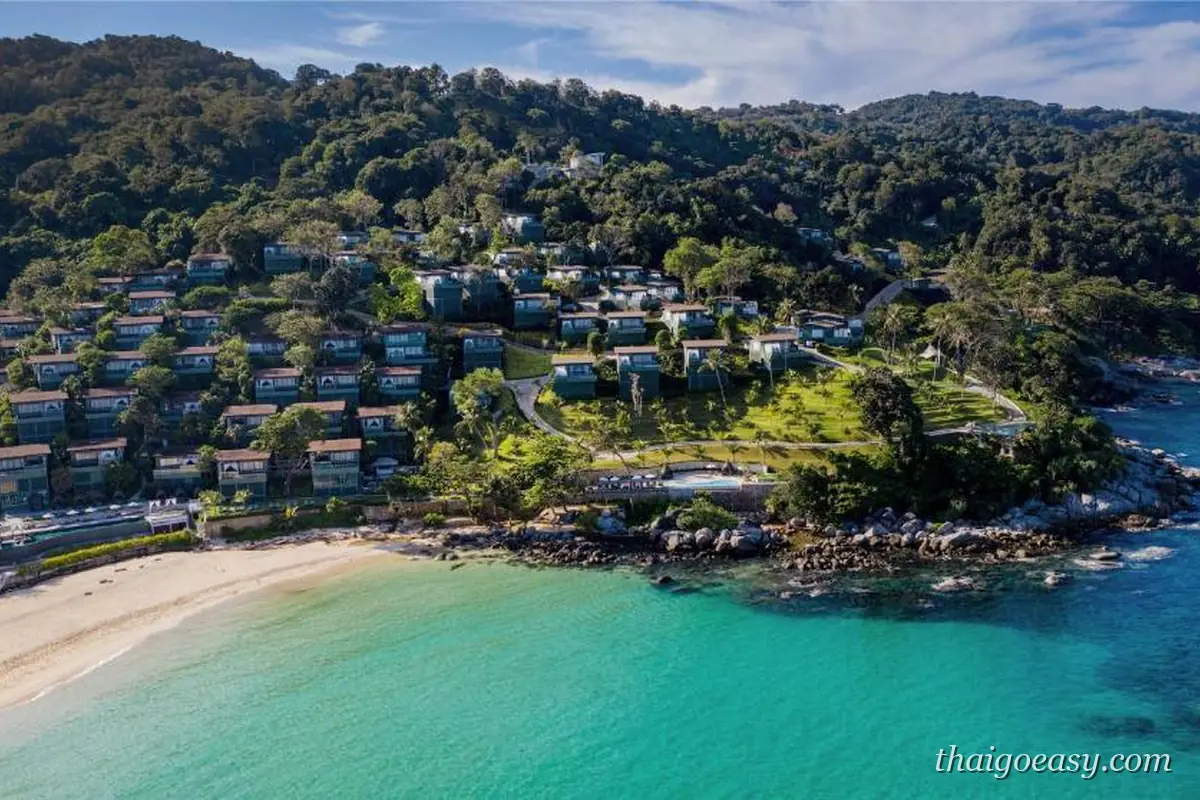 空拍卡塔諾伊的 The Shore 度假村，獨棟別墅散布在綠色山坡上，下方是白沙灘與碧綠海水