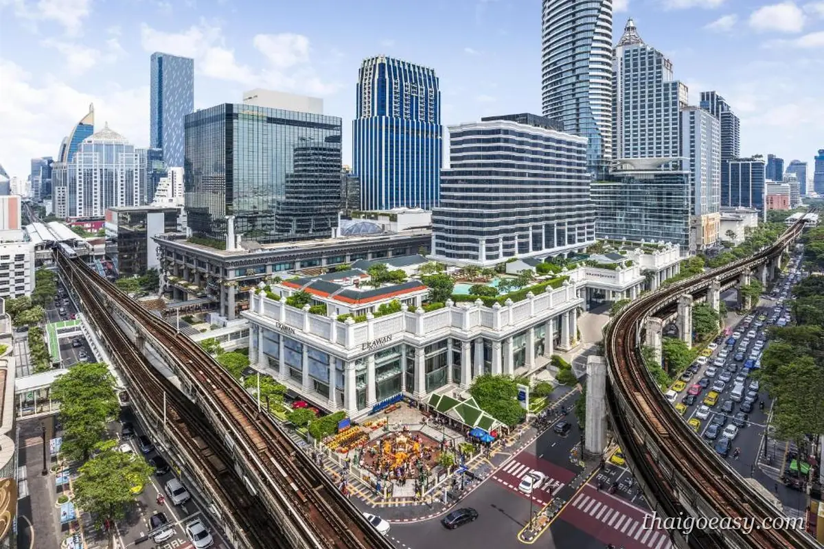 空拍拉差巴頌路口，白色柱廊的愛侶灣建築與君悅飯店，左下角是四面佛，兩側是 BTS 高架